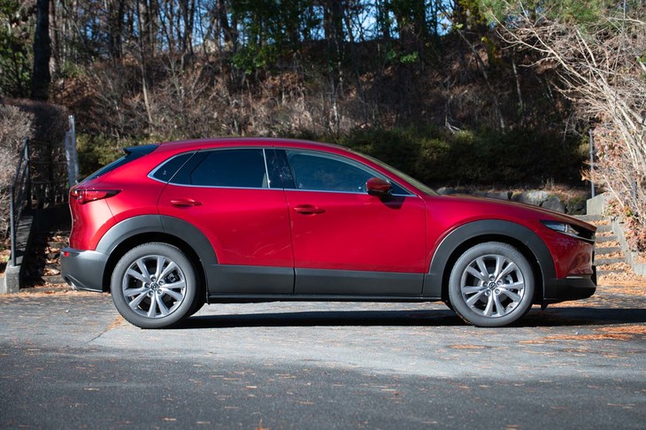 ボディーサイズは全長×全幅×全高＝4395×1795×1540mm。全長と全幅が「CX-3」と「CX-5」の中間にぴたりと収まる一方で、全高は3台の中で最も低い。