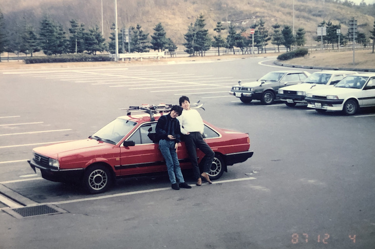 初めて自分のカネで買った愛車「日産サンタナXi5 DOHCアウトバーン（5段MT）」。写真の左が筆者。微妙に逆スラントしたフロントフェイスに萌えた。