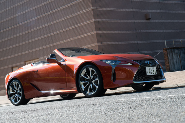 2020年6月に国内導入された「レクサスLC500コンバーチブル」。レクサスはもちろん、日本で買える国産車の中でも唯一の4座のオープンモデルである。