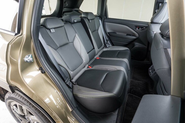 プラットフォームは従来型と基本的に共通なので、インテリアのパッケージに大きな変更はない。リアシートは6：4の2分割式で、リクライニング／可倒機構が備わる。