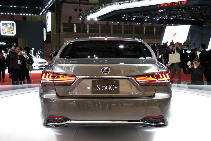 レクサスLS500h（リアビュー）