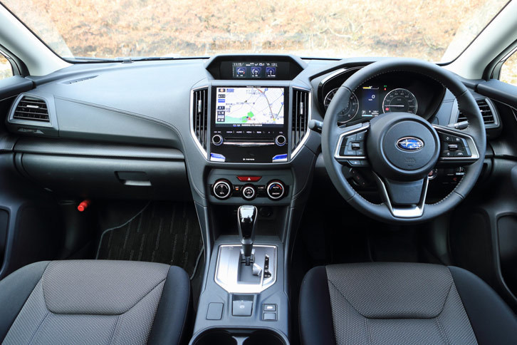 「インプレッサG4 1.6i-L EyeSight」のインストゥルメントパネルまわり。上級グレードとの違いは、金属調の装飾の有無や、本革巻きステアリングホイールが標準となるか否かなどとなっている。