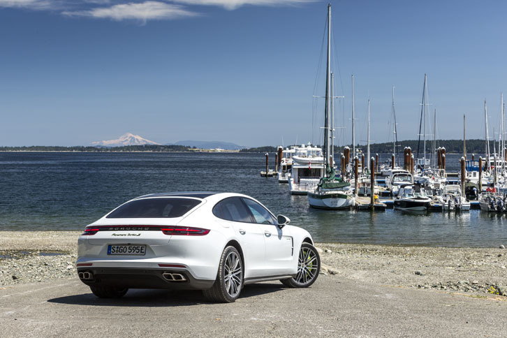 猫背型のルーフラインやファストバック調のシルエットなど、新型「パナメーラ」は、「911」との関連性をより意識したデザインとされた。