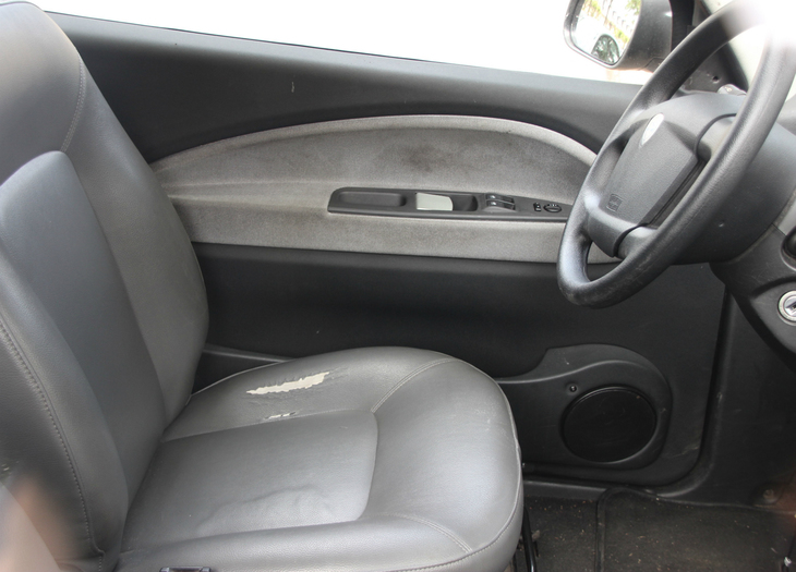 室内を見る。シートは破れ、ドアトリムや床は汚れている。2017年7月撮影。