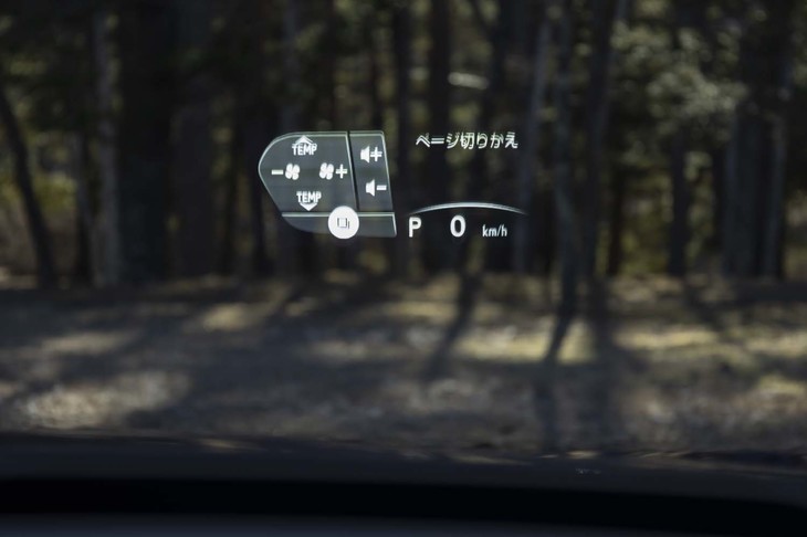 ヘッドアップディスプレイにその時々に応じたステアリングスイッチの機能が表示される。こちらは左側。