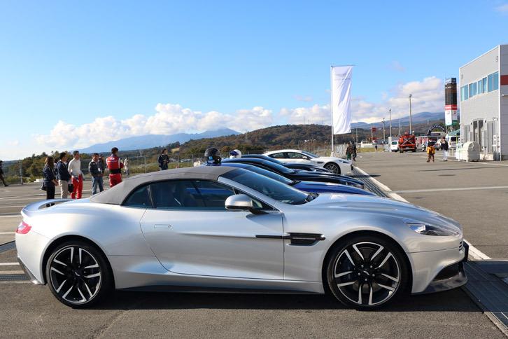 アストンマーティンは歴代モデルによるパレードランに加え、最新モデル「DB11」を使ったデモランも実施した。