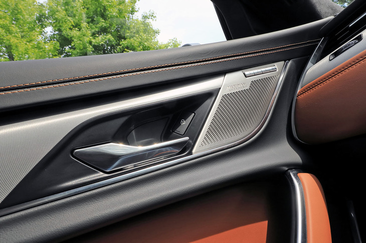 オプションのMERIDIANサラウンドサウンドシステムにはノイズキャンセリング機能が搭載されており、これも静粛性の高さに寄与していたと思われる。