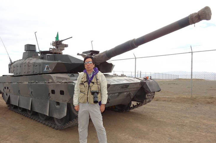 米ワシントン州の土漠地帯演習場にて。日本では不可能な最大射程での射撃を果たした陸上自衛隊10（ひとまる）式戦車とセラ様。