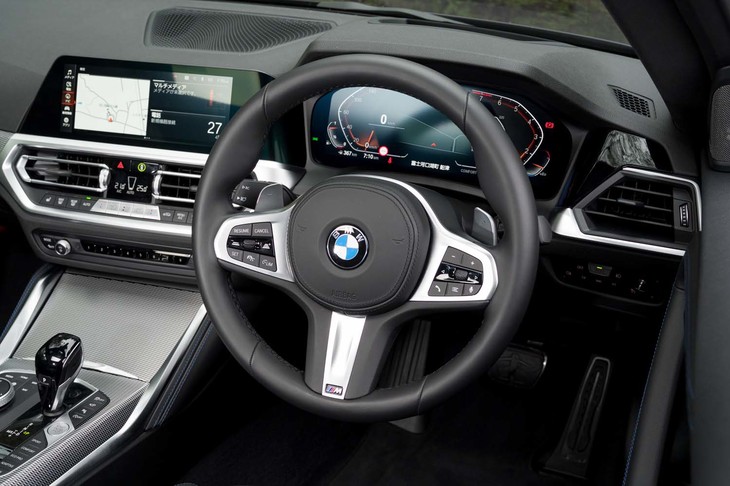 「Mスポーツステアリングホイール」を標準装備。ハンズオフ機能付き運転支援システムが備わっていないため、「3シリーズ」と比べると左のステアリングスイッチが少し簡素。