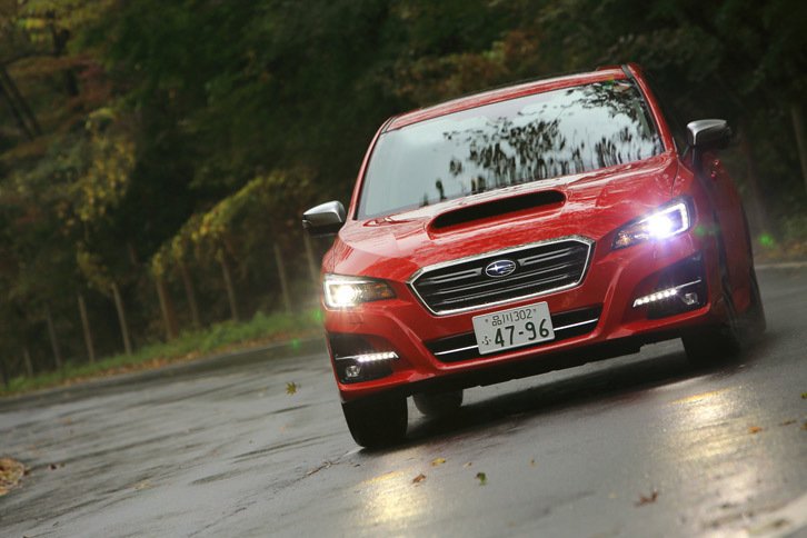 シャシー関連では、前後のサスペンションや電動パワーステアリングが改良されたほか、新たに高μのブレーキパッドが採用された。