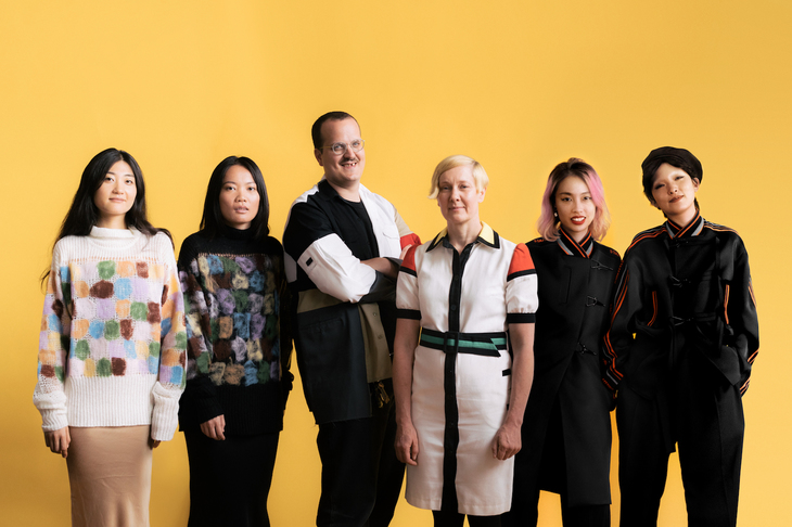 「MINI FASHION FIELD NOTES」を発表した4組の新進デザイナー＆レーベル。左から、PH5（米国）のミジヤ・ツァンジン＆ウェイ・リン、リアム・ホッジス（英国）、リケ・フォイヤシュタイン（ドイツ）、STAFF ONLY（中国）の周 師墨＆温雅。