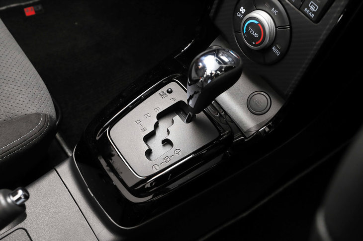 他の「GRスポーツ」モデルと同じく、エンジンやトランスミッションなどについては標準車から変更はない。トランスミッションには5段MTとCVTが用意される。