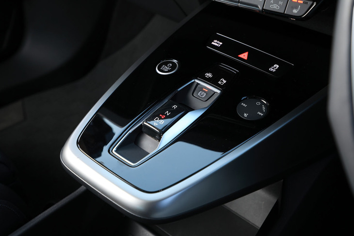 フラットでシンプルな造形のセンターコンソール。シフターにはスライド式のコントローラーを用い、ドライブモードセレクターやハザードランプなどの操作はタッチ式としている。