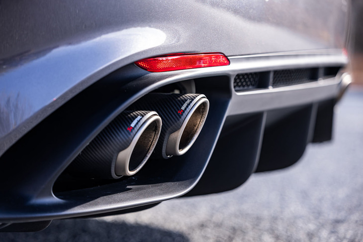 アクラポビッチ製エキゾーストシステムを採用。純チタン製のリアマフラーには、カーボン製のテールパイプフィニッシャーを組み合わせている。