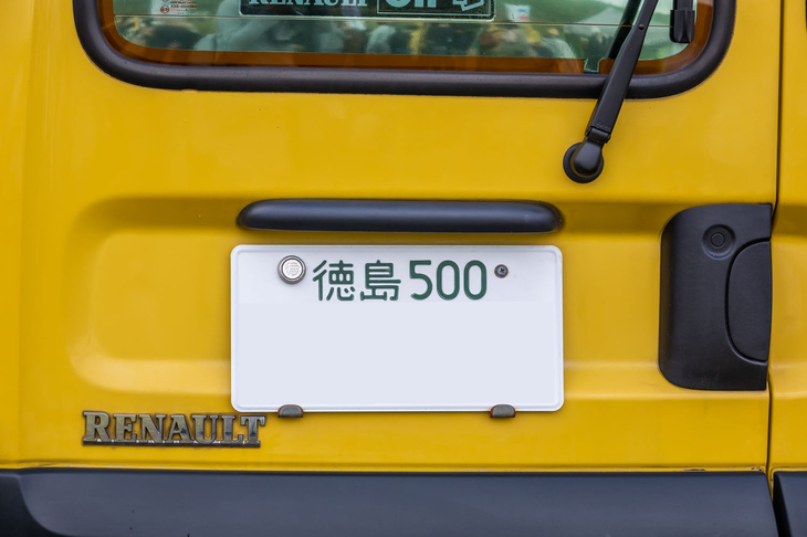 全国各地から参加した「カングー」。一番遠くから参加した車両を見つけよう……と、最初に目についたのが徳島ナンバーのカングーだった。