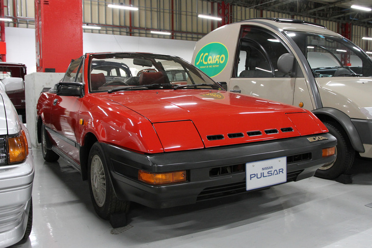 1985年「日産パルサー エクサ コンバーチブル」。1982年に登場した2代目パルサーをベースとする、リトラクタブルヘッドライトを備えた2ドアノッチバッククーペがパルサー エクサであり、そのルーフを取り去り、ロールバー付きのオープン4座としたのがエクサ コンバーチブルである。パルサーの取り扱いディーラーだった日産チェリー店の創設15周年記念として企画され、限定100台が購入希望者に抽選で販売された。