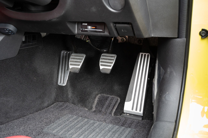 アクセル／ブレーキ／クラッチペダル（MT仕様のみ）には、全車共通でアルミペダルを採用。アクセルは踏み込み時に“逃げる”ことのないオルガン式だ。