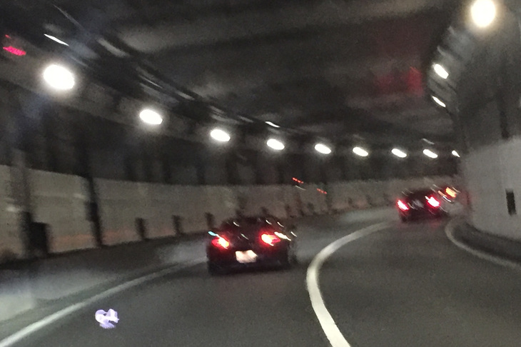 「マツダ3ファストバック15S」の試乗中に首都高で出会った「ロードスター」。マツダ3も美しいが、ロードスターはもっと美しい。しばしその後ろ姿にうっとり。