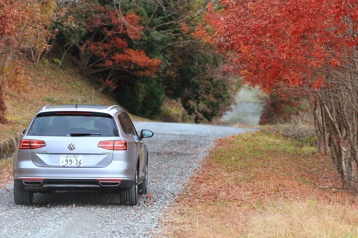 最低地上高は「パサートヴァリアント」よりも30mm高い160mm。多少のラフロードであっても気にせず乗り入れられるのが頼もしい。