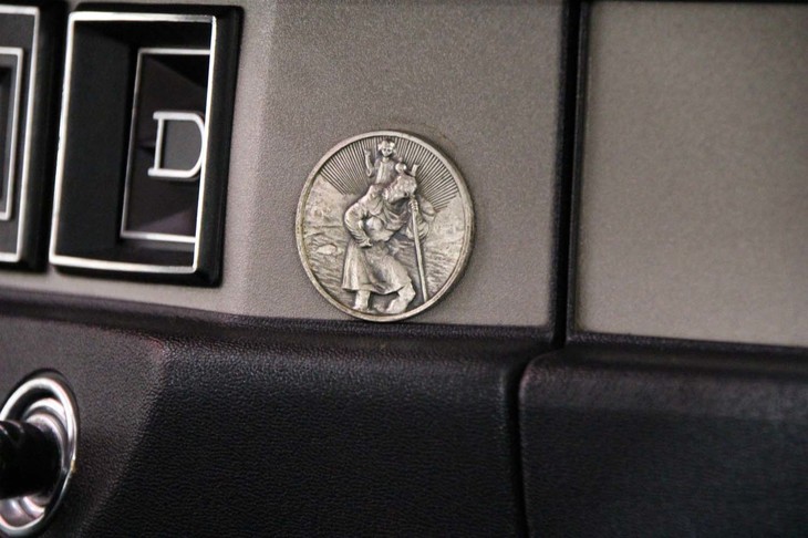 旅の守護聖人「聖クリストフォロス」のレリーフは、前オーナーが遺（のこ）したもの。