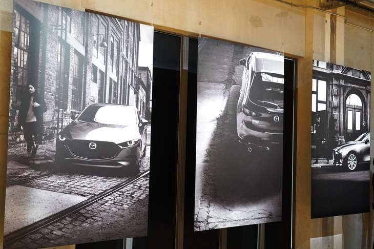 新型「マツダ3」のイメージパネル。写真左はカタログの1ページ目に採用されているもの。