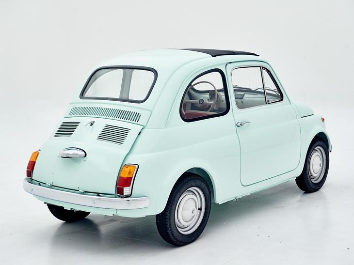 「フィアット500クラシケev」は、フルレストアを施した2代目「フィアット500」をベースに、EVパワートレインを搭載したモデルとなる。