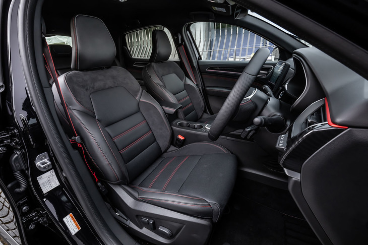 レザーとスエード調の素材で仕立てられたシートは、ルノースポール由来となる「R.S.ライン」のデザインを採用。前席にはヒーターが内蔵されている。