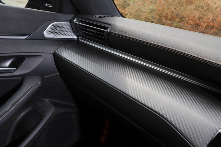 凹凸のあるダッシュボードデザインはドアトリムの形状とも連動し、キャビンの一体感を表現している。「GTライン」以上のグレードでは「FOCALプレミアムHiFiシステム」オーディオが標準装備となる。