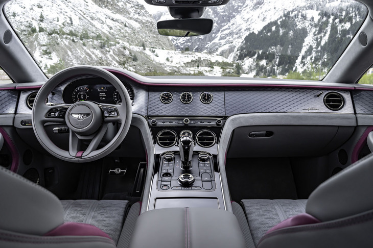 「コンチネンタルGTスピード」のインテリア。インストゥルメントパネル中央部は「ベントレーローテーションディスプレイ」となっており、3連メーター（写真）とディスプレイがパネルごと回転することで入れ替わる。