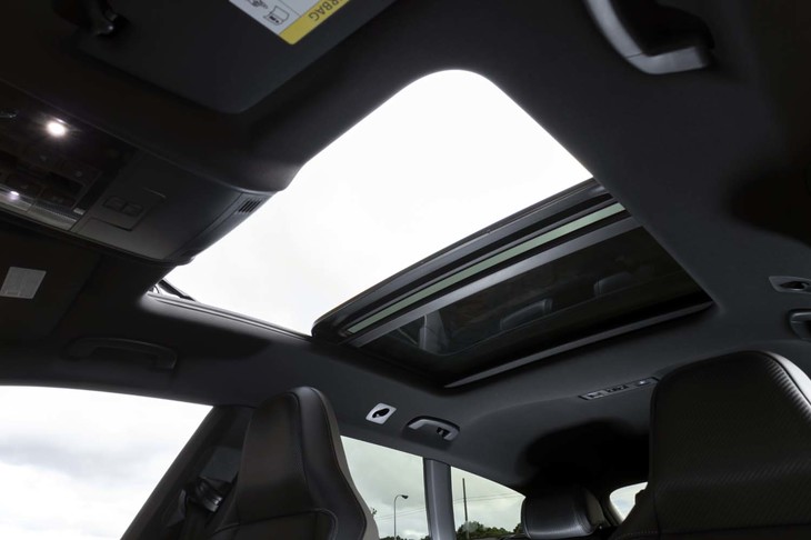 電動パノラマサンルーフは29万7000円の「ラグジュアリーパッケージ」に含まれる。