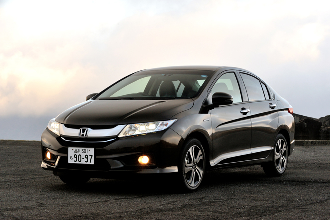 ホンダ・グレイスHYBRID EX
    ボディーサイズ：全長×全幅×全高＝4440×1695×1475mm／ホイールベース：2600mm／車重：1200kg／駆動方式：FF／エンジン：1.5リッター直4 DOHC 16バルブ／モーター：交流同期電動機／トランスミッション：7段AT／エンジン最高出力：110ps/6000rpm／エンジン最大トルク：13.7kgm/5000rpm／モーター最高出力：29.5ps/1313-2000rpm／モーター最大トルク：16.3kgm/0-1313rpm／タイヤ：（前）185/55R16 （後）185/55R16／車両本体価格：221万円