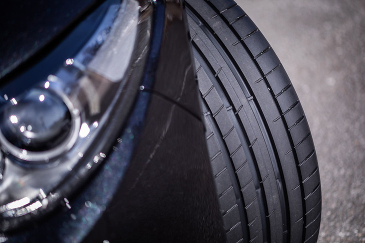 左右非対称のトレッドパターンデザインを採用しているのも「イーグルF1スーパースポーツ」の特徴。