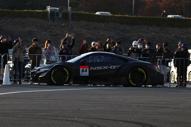 SUPER GTのGT500マシン「NSX-GT」（2019年モデル）のステアリングを握ったのは、伊沢拓也選手。パワーを生かしたテールスライドなども披露し、走行エリアがタイヤスモークで見えなくなるほどだった。この日が、現役選手としてGT500マシンを走らせる最後の機会となっただけに、特別な思いもあったようだ。