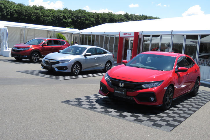 ホンダの新世代プラットフォームが用いられた3台。写真奥から、新型「CR-V」「シビックセダン」「シビックハッチバック」。