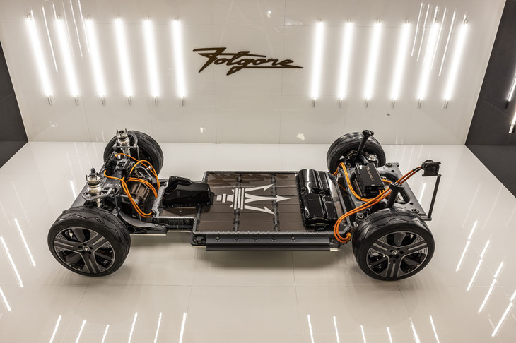 「グレカーレ」には1年後をめどに、第4のモデルとなる電気自動車「フォルゴーレ」 も追加される予定。写真はバッテリーを床面に配置したベアシャシーで、容量105kWhのバッテリーを搭載し、800N・mの最大トルクを発生すると発表されている。