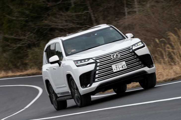 レクサスの最上級SUVである「LX」。「トヨタ・ランドクルーザー」と主要なコンポーネントを共有しており、高い悪路走破性とレクサスならではの快適性を併せ持っている。