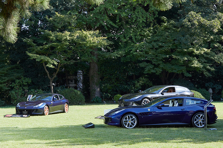 イタリア大使館内には、9台の「フェラーリGTC4ルッソT」が展示された。