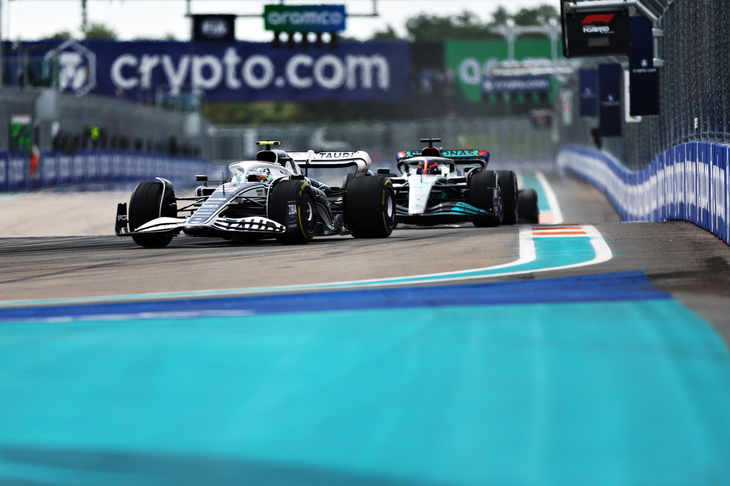 前戦エミリア・ロマーニャGPで今季2度目の入賞となる7位でゴールしたアルファタウリの角田裕毅（写真前）。新コースのマイアミでは初日こそ下位で苦しんだものの、2日目になると盛り返し、プラクティスで11位、そして予選では今季初のQ3進出で9位を得た。だがレースではペースが伸びず、スタートで10位、その後もズルズルと後退してポイント圏外に。ライバルの脱落でポジションを上げたものの入賞ならず、12位完走となった。チームメイトのピエール・ガスリーは、予選7位から上位をキープするも、フェルナンド・アロンソに当てられてマシンの一部が破損。その影響でコーナーを曲がることができなくなり、スロー走行中にランド・ノリスが接触しリタイア。（Photo=Getty Images / Red Bull Content Pool）