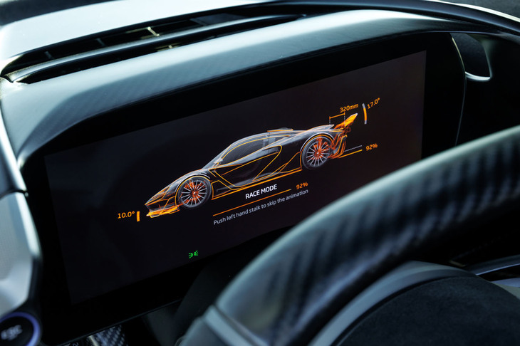 メーターパネルは液晶タイプ。車両セッティングの状況は、写真のようにイメージを使って示される。