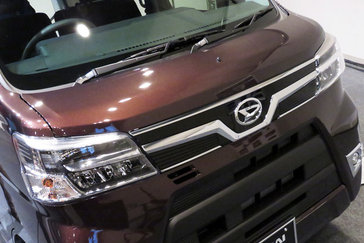 メッキグリルが目を引く「アトレーワゴン」のフロントマスク。