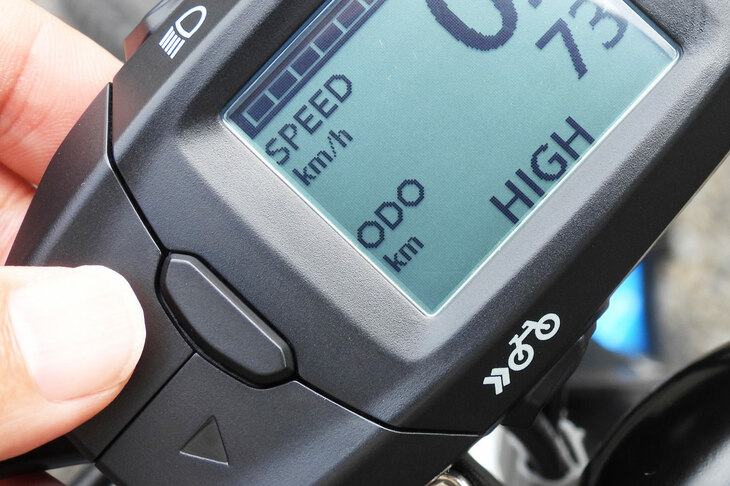 アシストモードの切り替えは、ディスプレイの左の上下スイッチで操作。ただしプロトタイプで試せたモードは「NO ASSIST」「HIGH」の2つのみで、「EV走行時にもモードによってパワーが変わったりするのか？」などは確かめることができなかった。