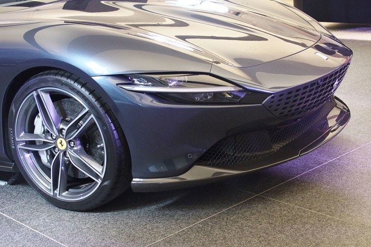 シャークノーズと呼ばれる特徴的なフロントフェイスにLEDヘッドライトが組み込まれている。