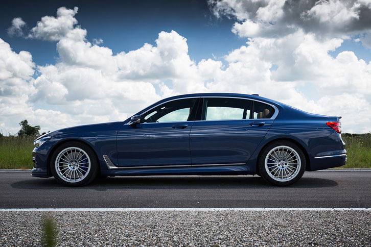 「B7ビターボ」の車両価格は2395万円。ハンドル位置は右。（写真＝アルピナ）