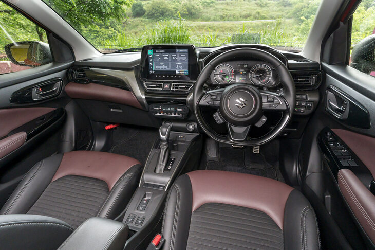 2024年7月の先行試乗会より、日本仕様の「フロンクス」（プロトタイプ）のインストゥルメントパネルまわり。日本におけるフロンクスのラインナップはモノグレードで、世界的にも最上級の仕様が導入される。内装が豪華で装備が充実しているのは、そのためだ。（写真：向後一宏）