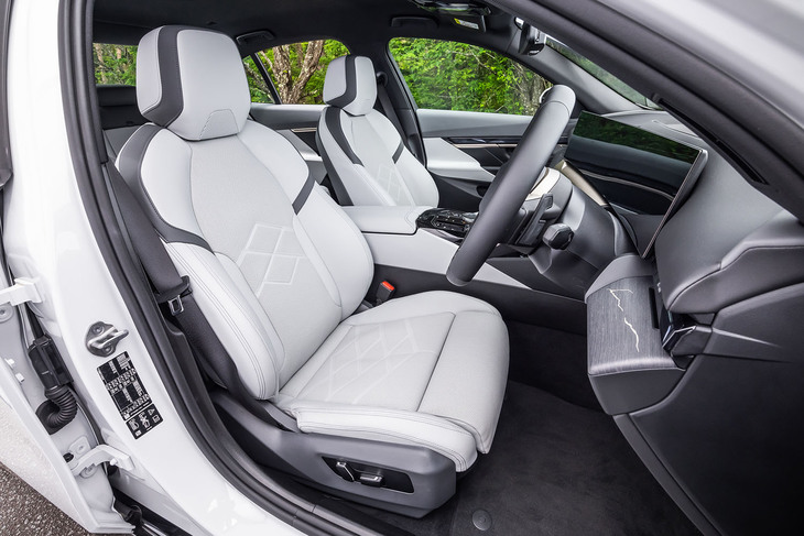 オプションの「エクスクルーシブメリノレザーパッケージ」が選択された今回の試乗車では、「シルバーストーンII×アトラスグレー」のコンビ表皮カラーを採用する「BMWインディビジュアルレザーメリノ」シートに、アクティブベンチレーションが内蔵されていた。