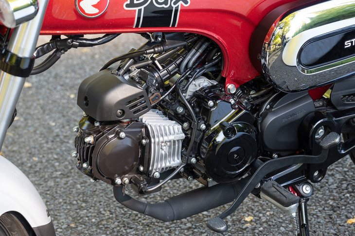 エンジンは「モンキー125」などでおなじみの、排気量123ccの空冷単気筒SOHC。力強い走りに加え、WMTCモードで65.7km/リッターという燃費性能も自慢だ。