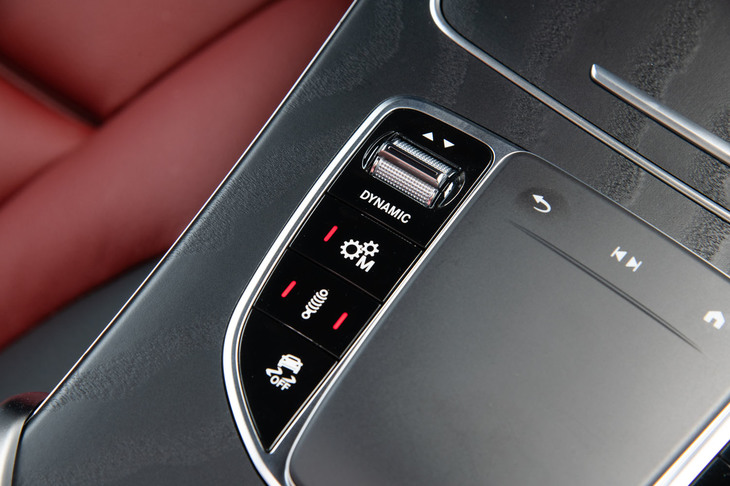 AMGモデルには全車「AMG RIDE CONTROL＋エアサスペンション」が装備されており、「AMGダイナミックセレクト」で選択されるドライブモードに応じて、減衰特性が変化する。