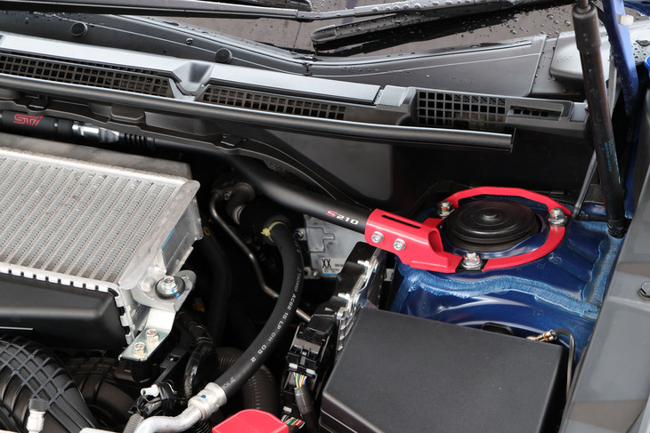 「STI」のロゴが入ったフレキシブルドロータワーバーは、バー本体がブラック仕上げされた「S210」の専用アイテム。センター部はピロボール式のフレキシブル構造になっている。