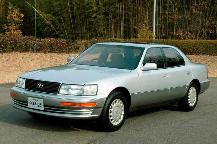 1989年に登場した初代「セルシオ」。海外では姉妹車の「レクサスLS」が大ヒットを記録し、欧米メーカーの高級車づくりに多大な影響を与えた。