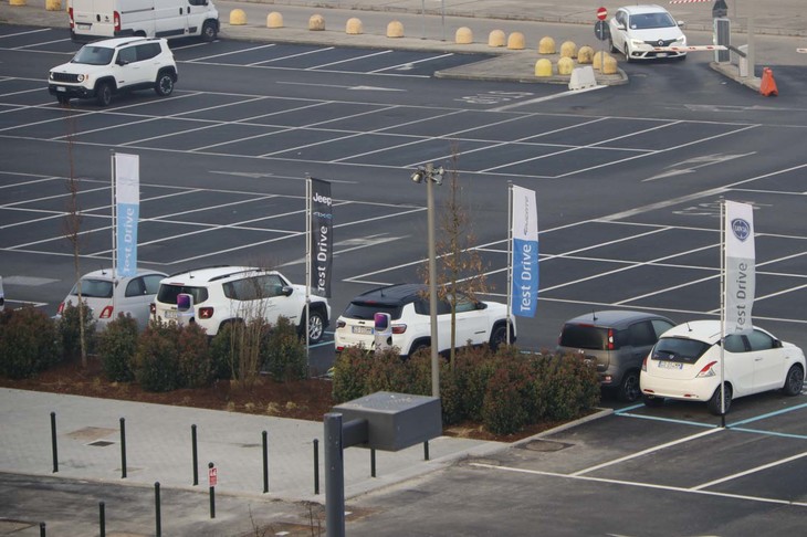 屋外の駐車場に並べられた試乗車。ジープのPHVや「ランチア・イプシロン」「フィアット・パンダ」のマイルドハイブリッド車も、このショールームで取り扱っている。
